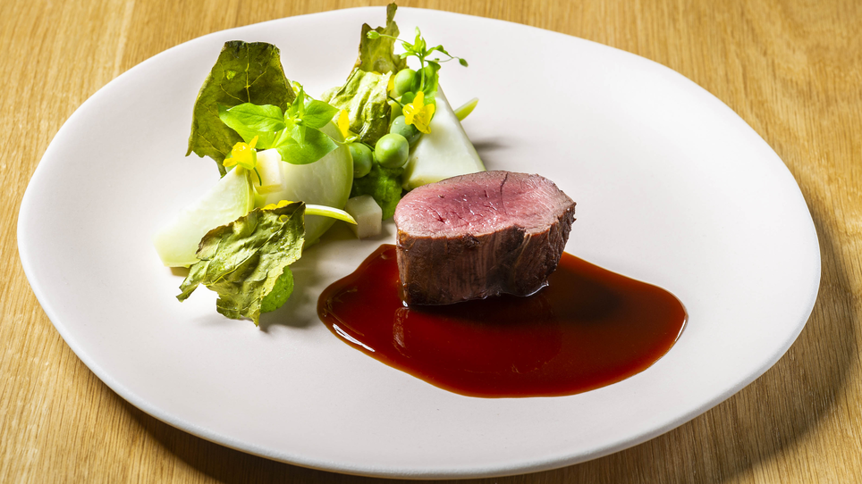 Juicy meat with sides on an elegant plate. | © Paul Stajan
