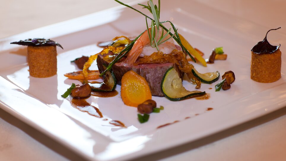 Kreatives Gericht mit Gemüse und Garnelen, kunstvoll angerichtet. | © Starcke Haus