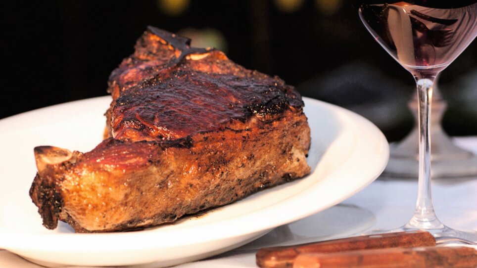 A juicy steak on a plate next to a glass of red wine. | © Steak Boutique