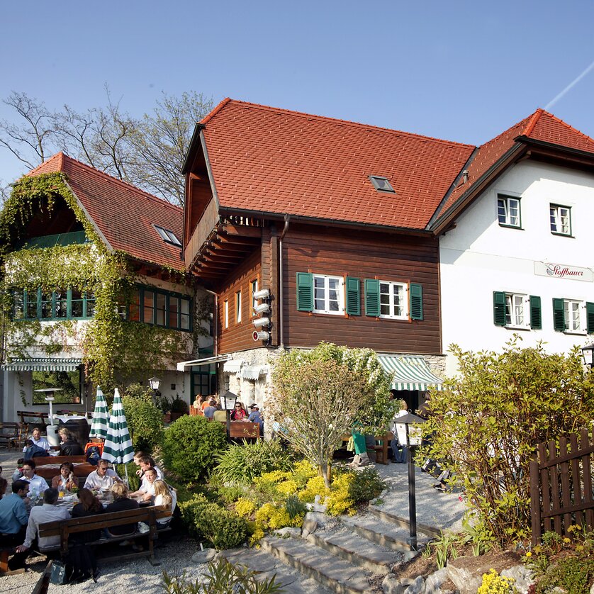 Wirtshaus und Hotel Stoffbauer I Essen & Trinken in Graz | © Stoffbauer Gemütliches Wirtshaus mit Terrasse und Gästen in Graz. | © Stoffbauer