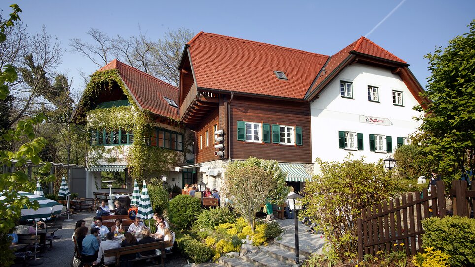 Gemütliches Wirtshaus mit Terrasse und Gästen in Graz. | © Stoffbauer