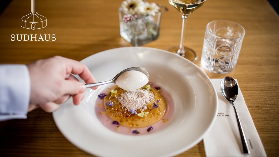 Ein Teller mit einem feinem Gericht, serviert im Sudhaus. | © Sudhaus