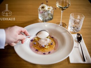 A plate with a fine dish served at Sudhaus. | © Sudhaus