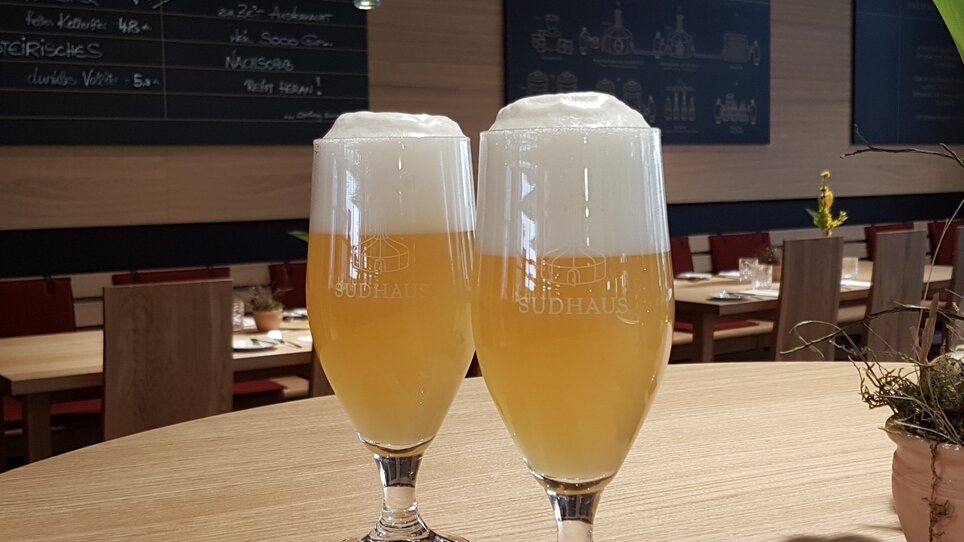 Zwei Gläser Bier mit Schaum im Sudhaus, Graz.