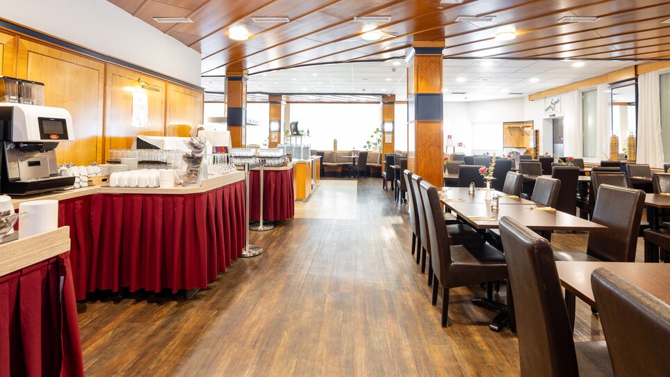 Innenansicht eines modernen Restaurants mit Tischanordnung und Buffets. | © Graz Tourismus - Harry Schiffer