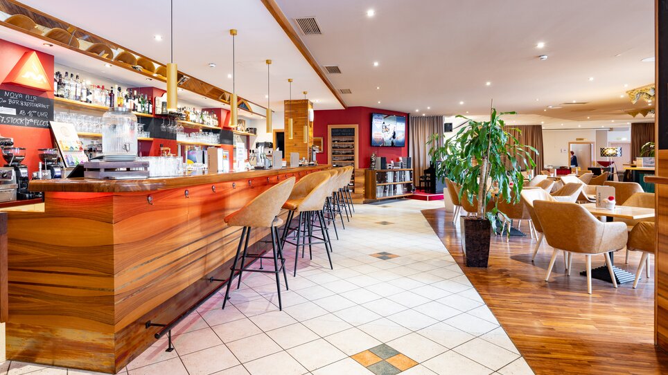 Gemütliche Bar mit Holztresen und eleganten Stühlen. | © Graz Tourismus - Harry Schiffer