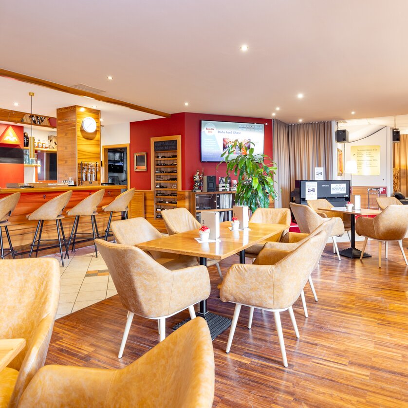 Ein stilvolles Restaurant mit Holztheke, eleganten Stühlen und entspannter Atmosphäre. | © Graz Tourismus - Harry Schiffer
