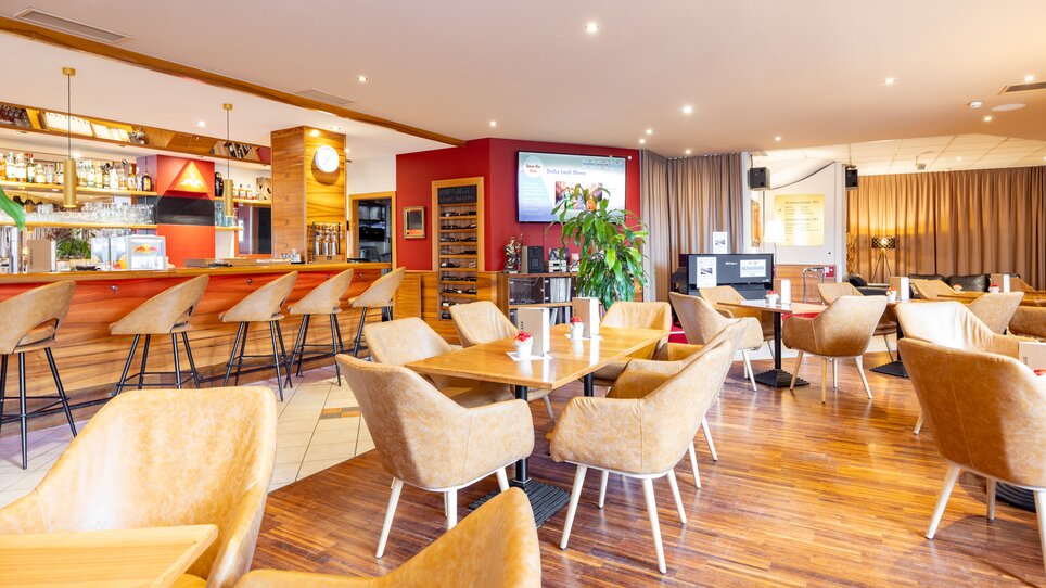 Ein stilvolles Restaurant mit Holztheke, eleganten Stühlen und entspannter Atmosphäre. | © Graz Tourismus - Harry Schiffer