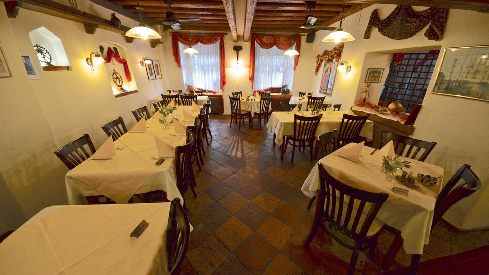 Gemütliches indisches Restaurant mit Tischen und eleganter Einrichtung. | © Taj Mahal