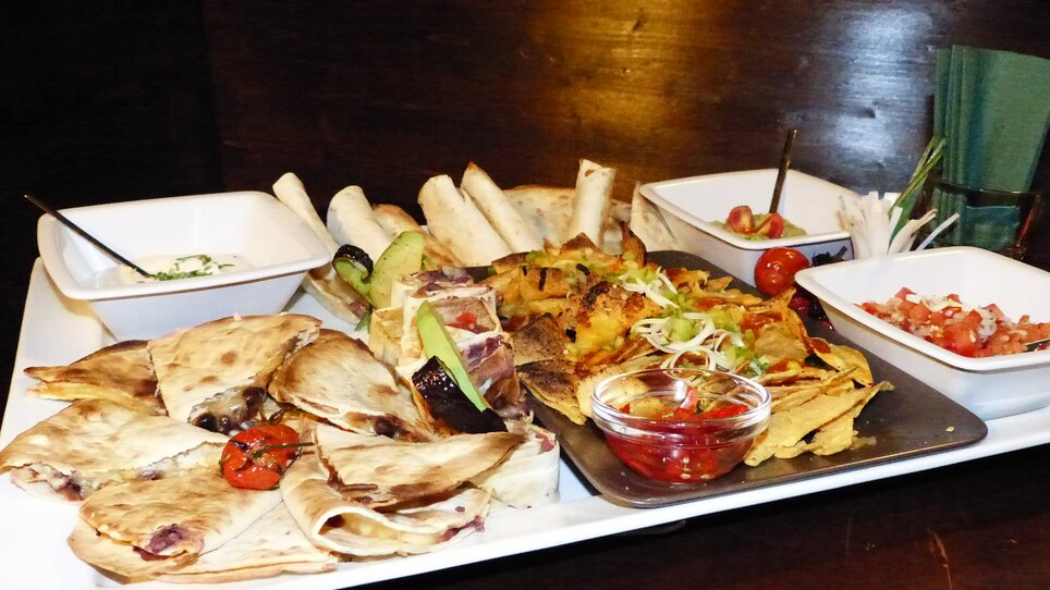 Variety of tapas with dips and sides. | © DJs Gastronomie Betriebs GmbH