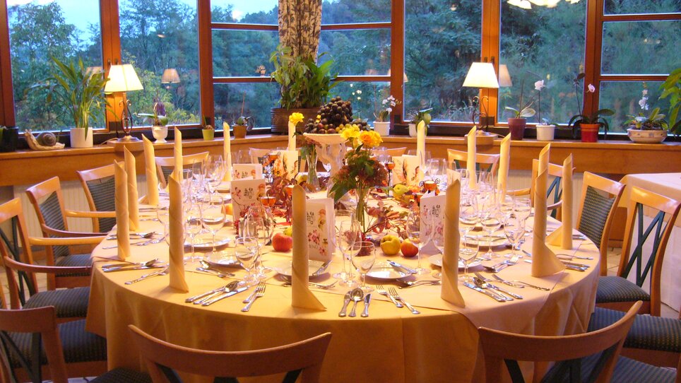 Elegantly set table for a festive meal in Graz. | © Legenstein
