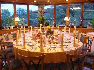 Elegantly set table for a festive meal in Graz. | © Legenstein