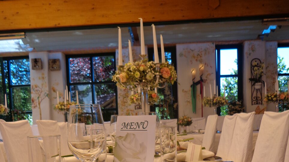 Elegant table setting with menu card and floral decorations. | © Legenstein