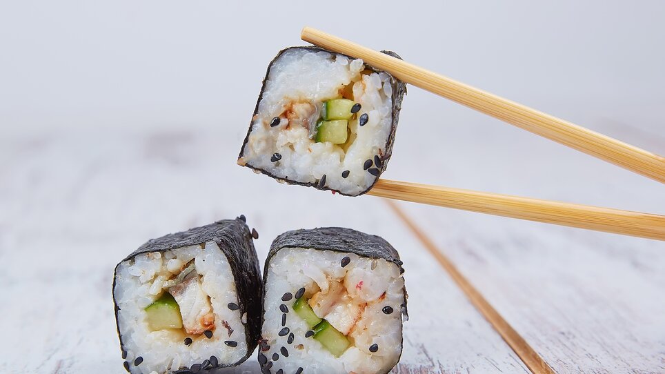 Three square sushi rolls filled with ingredients and black sesame seeds. | © Pixabay
