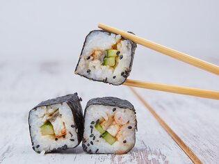 Three square sushi rolls filled with ingredients and black sesame seeds. | © Pixabay