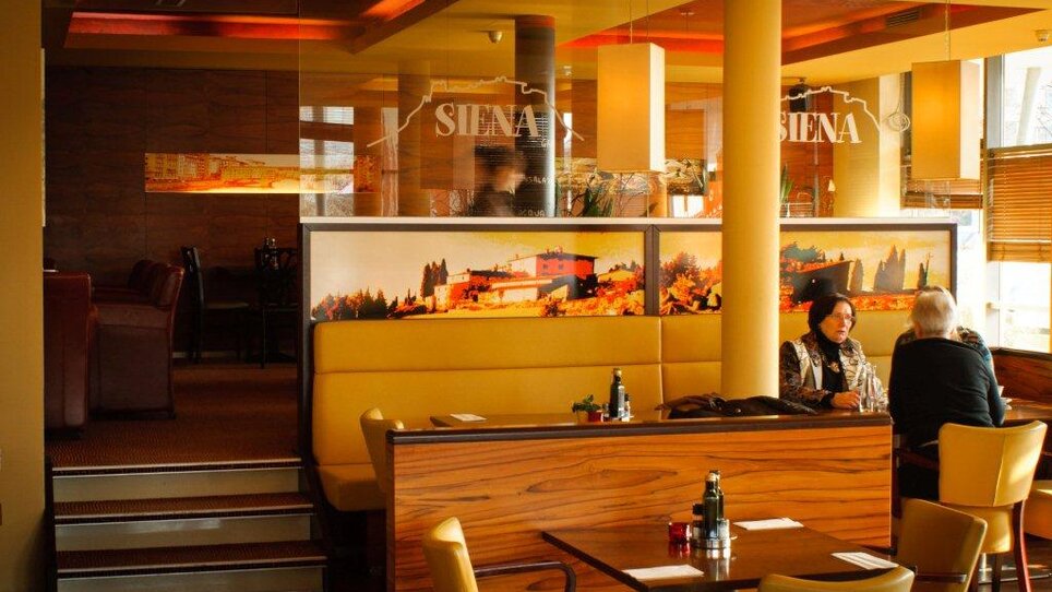 Cozy atmosphere in Trattoria Siena with guests. | © Trattoria Siena