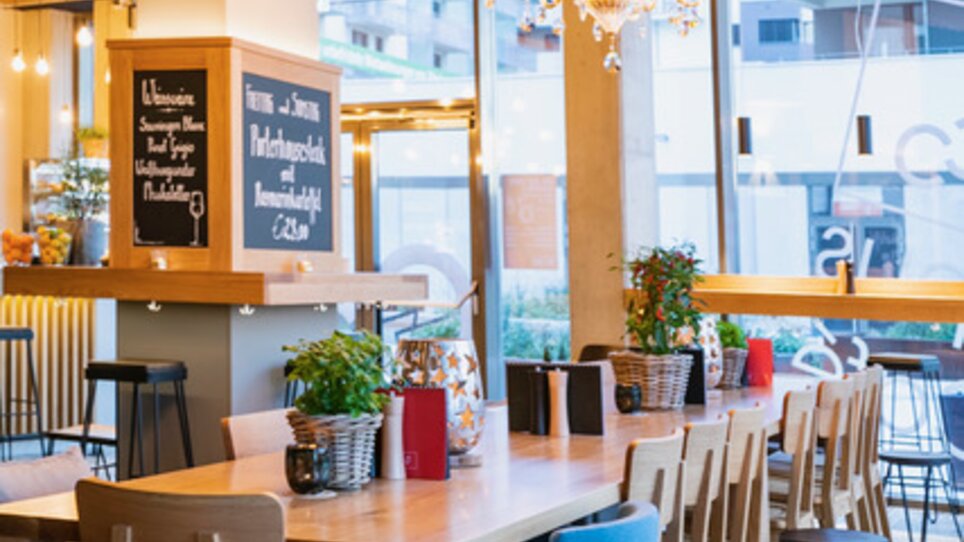 Modernes Restaurant mit eleganten Kronleuchtern und Holzdekor. | © Ristorante Trenta 