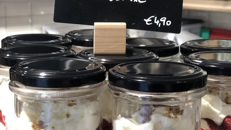Delicious raspberry cheesecake jars with a price of €4.90. | © Tscheppe ums Eck