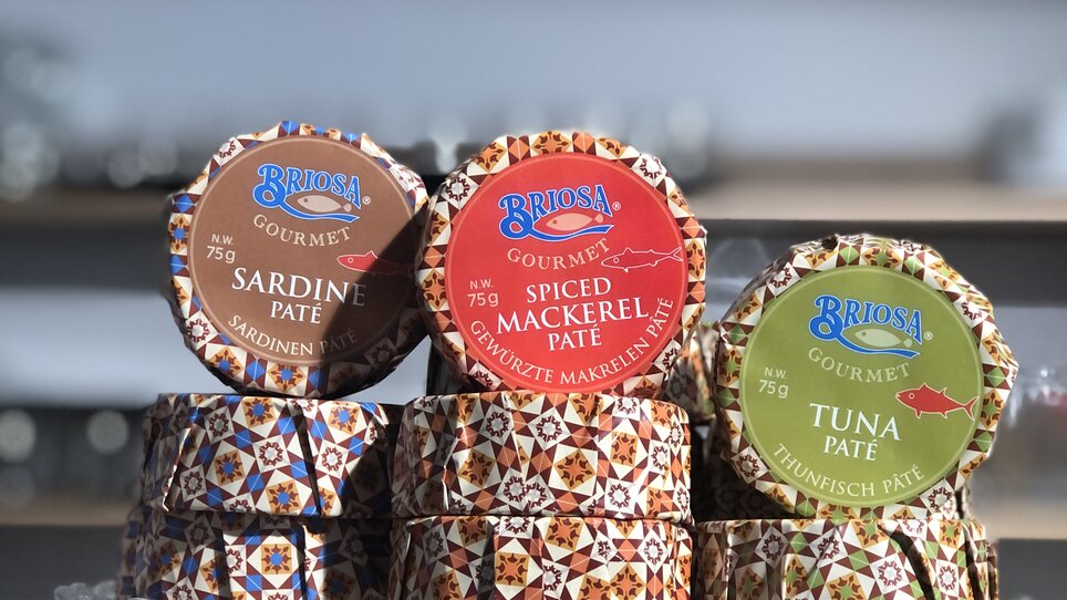 Various Briosa gourmet pâtés: Sardine, spiced mackerel, and tuna on a glass stand. | © Tscheppe ums Eck