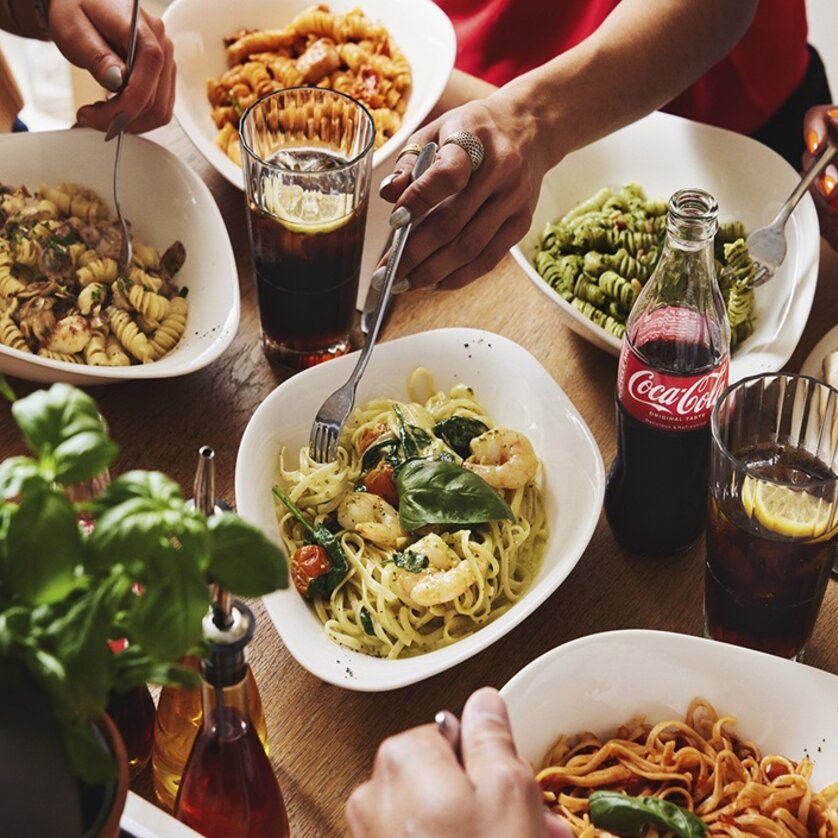 Leckeres italienisches Essen mit Pasta und Getränken. | © VAPIANO Global