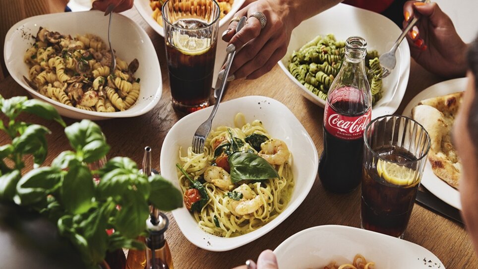 Leckeres italienisches Essen mit Pasta und Getränken. | © VAPIANO Global