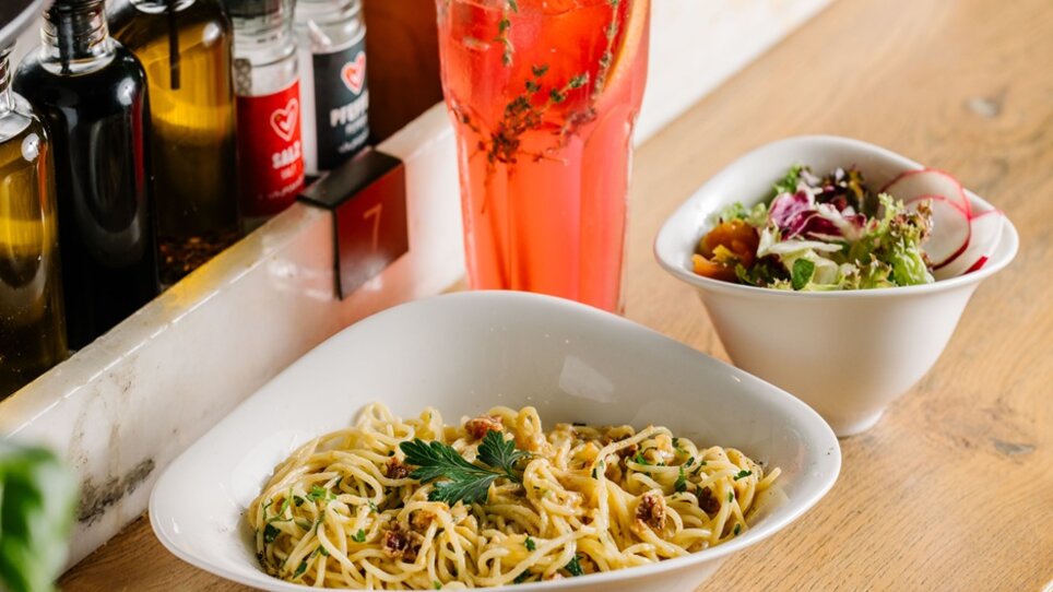 Pasta, Getränk und Salat bei VAPIANO Graz. | © VAPIANO Global