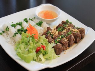 Delicious dish with grilled meat, rice noodles, and salad. | © Vina