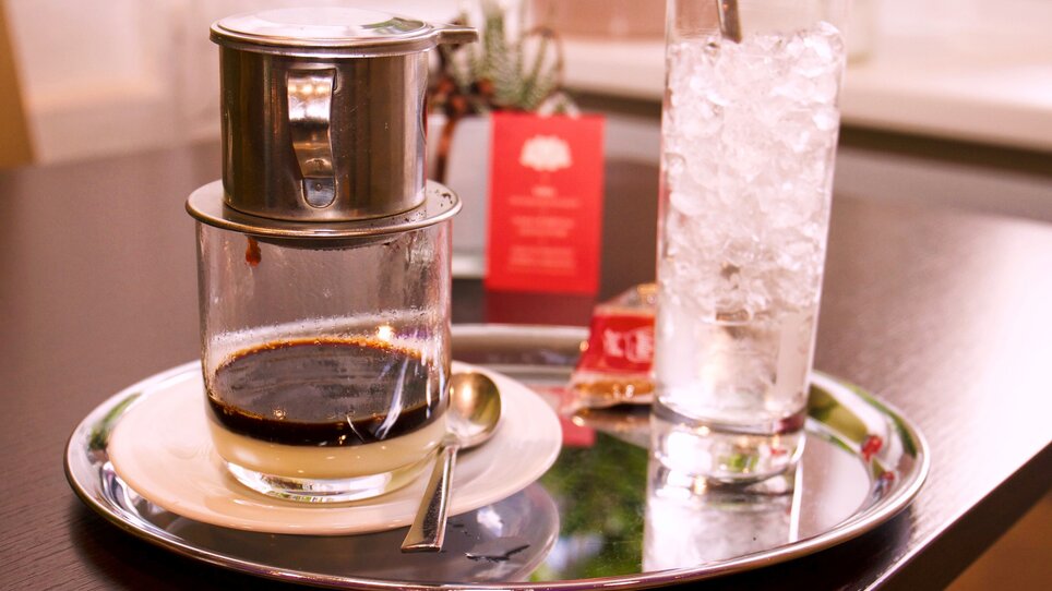 Un caffè al ristorante con un bicchiere d'acqua con cubetti di ghiaccio. | © Vina