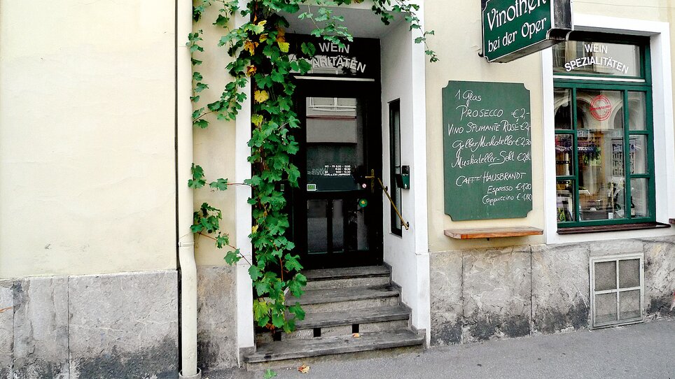Ingresso alla Vinothek vicino all'Opera a Graz con vite verde. | © Vinothek bei der Oper