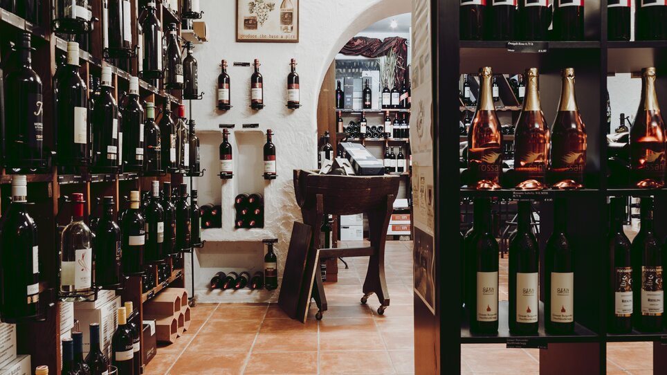 Ein Blick in eine Weinhandlung mit vielen Flaschen an den Wänden. | © Snowcorn Laboratory