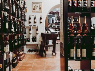 Ein Blick in eine Weinhandlung mit vielen Flaschen an den Wänden. | © Snowcorn Laboratory