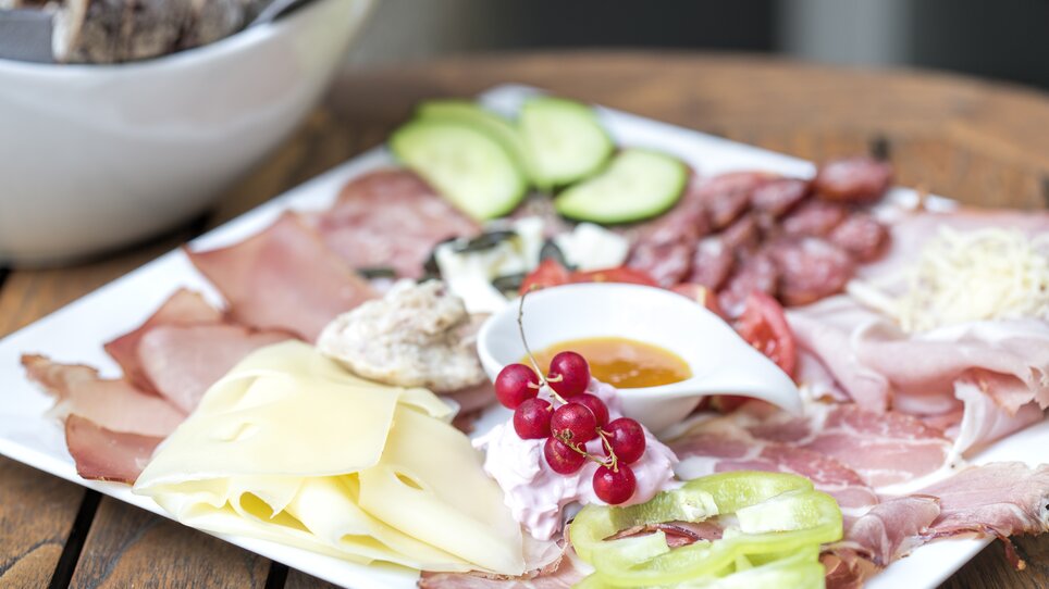 Jausenteller mit Wurst, Käse und Gemüse. | © Klapotetz