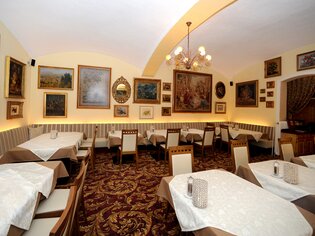 Cozy restaurant with elegant decor and artwork. | © Welscher Stubn