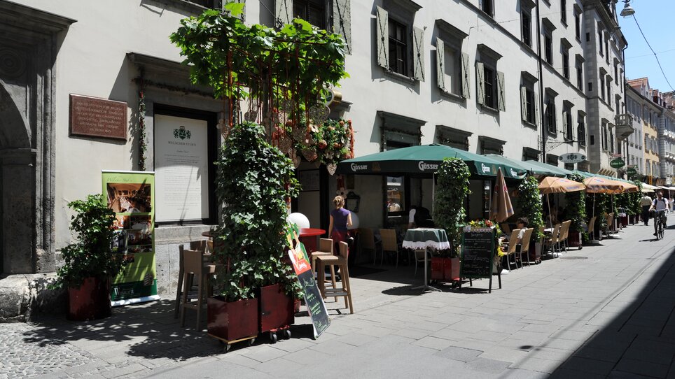 Pittoreca via a Graz con ristoranti e tavoli in vaso. | © Welscher Stubn