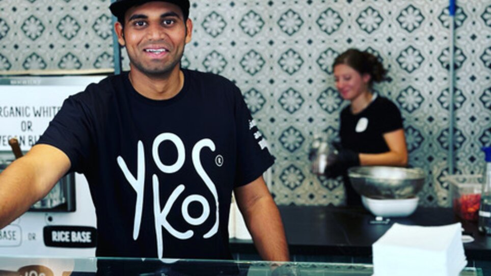 Man behind a counter with frozen yogurt in Graz. | © hepac tourism GmbH