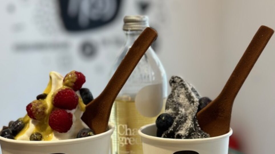 Two cups of frozen yogurt with fruit from YOKOS. | © hepac tourism GmbH