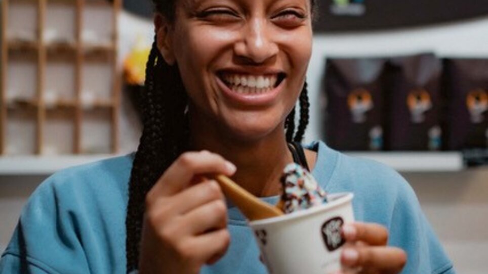 Smiling person with frozen yogurt in Graz. | © hepac tourism GmbH