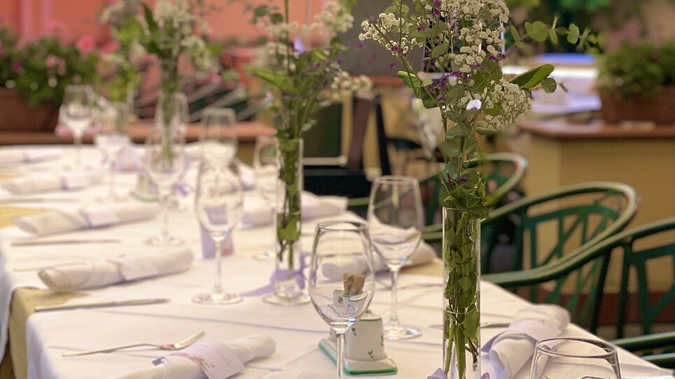 Elegant gedeckter Tisch mit Blumen in einem Restaurant. | © Gasthaus Zur Schmiedn
