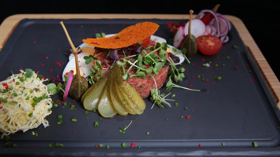 Ein kunstvoll angerichteter Teller mit Rindfleisch, Gemüse und Beilagen. | © Kai Hasewend