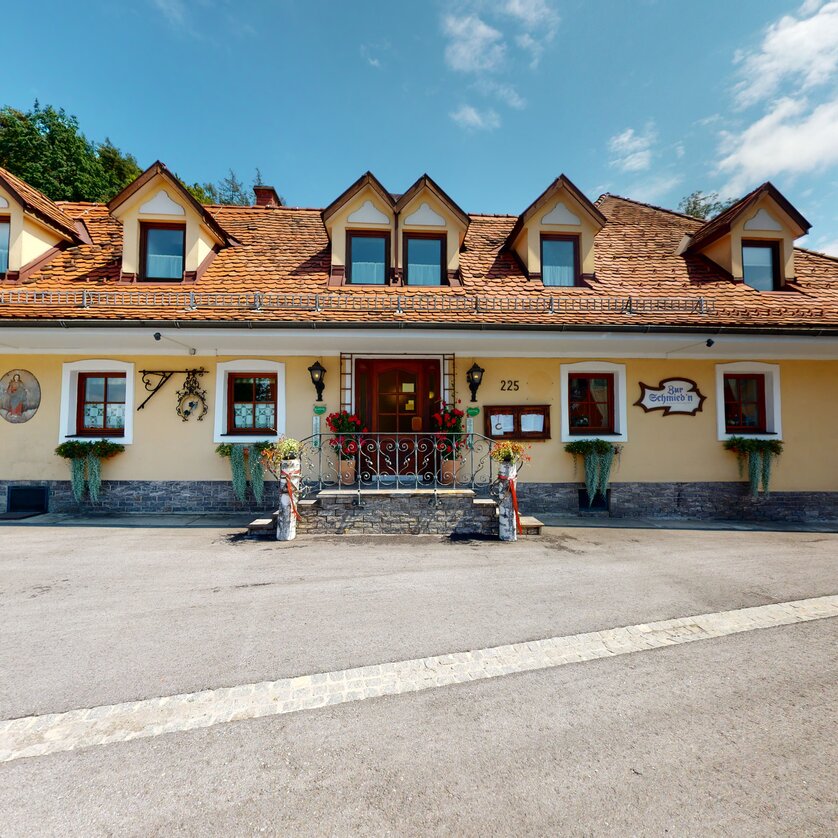 Gasthaus Zur Schmied'n I Essen & Trinken in Graz | © 3D Blick Das Gasthaus Zur Schmied'n mit einladendem Eingangsbereich in Graz. | © 3D Blick