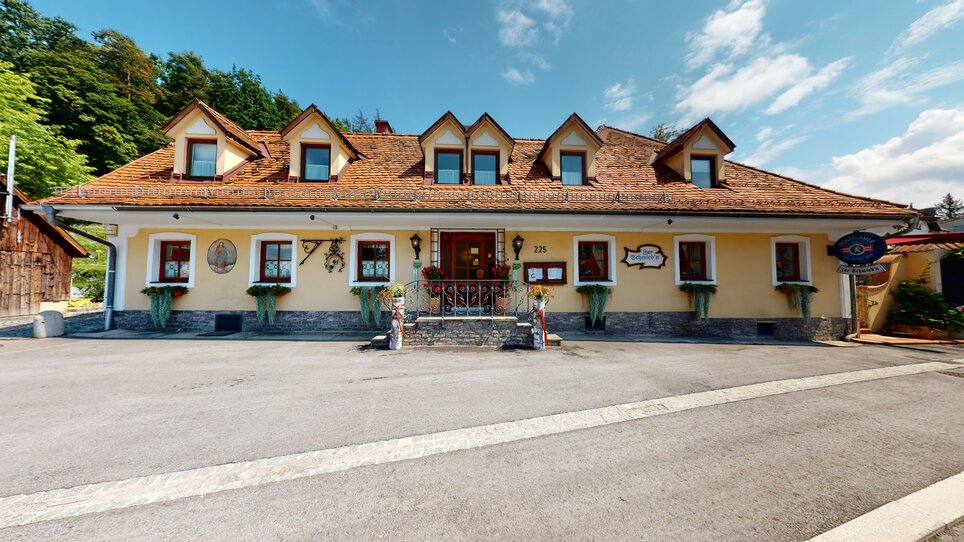 Das Gasthaus Zur Schmied'n mit einladendem Eingangsbereich in Graz. | © 3D Blick