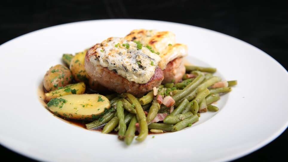 Ein Gericht mit Fleisch, Kartoffeln und grünen Bohnen. | © Kai Hasewend