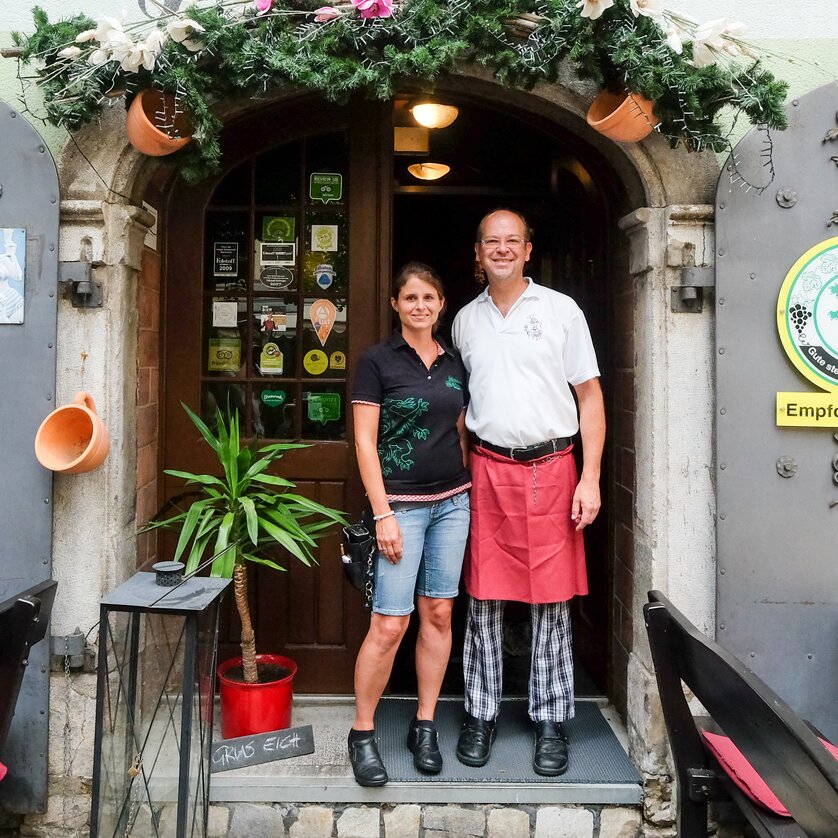 Gasthaus zur alten Press I Essen & Trinken in Graz | © Zur alten Press Die Gastgeber vor dem Eingang des Gasthaus zur alten Press in Graz. | © Zur alten Press
