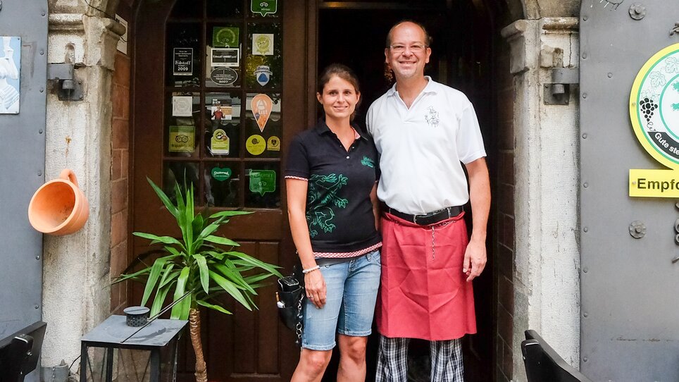 The hosts at the entrance of Gasthaus zur alten Press in Graz. | © Zur alten Press