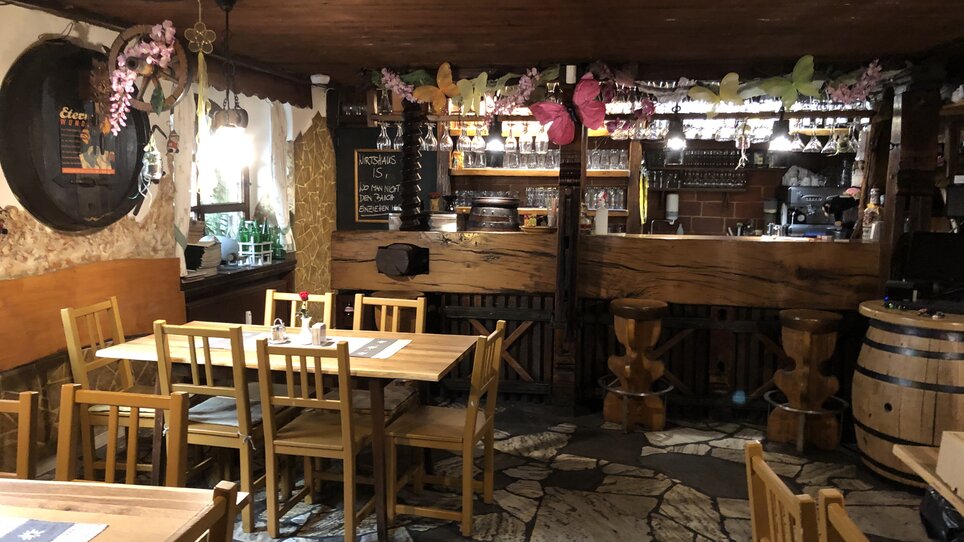 Rustic tavern with wooden interior and tables. | © Zur alten Press