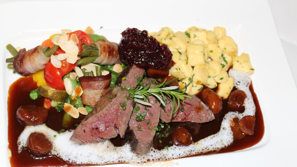 Delicious dish featuring beef, vegetables, and sides. | © Zur alten Press