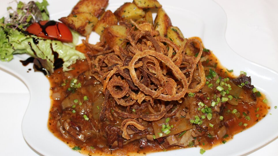 Roasted beef with fried onions and side dishes. | © Zur alten Press
