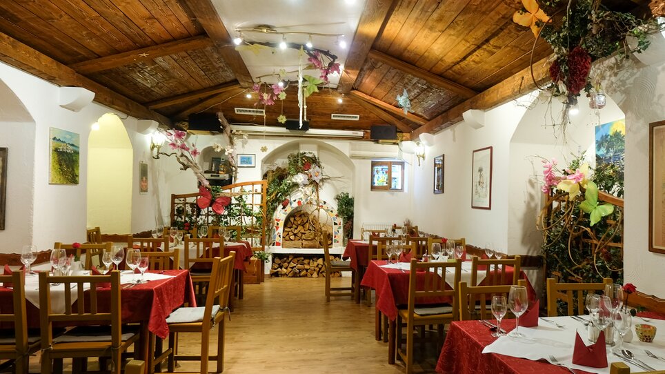 Cozy restaurant with wooden ceiling and tables in Graz. | © Zur alten Press