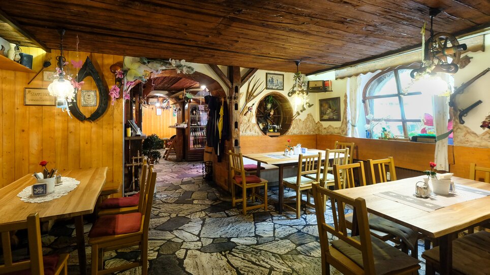 Cozy inn with wooden elements and stone flooring. | © Zur alten Press