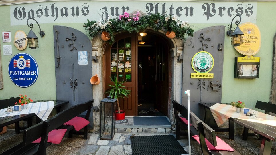 Welcoming entrance to Gasthaus zur alten Press in Graz. | © Zur alten Press